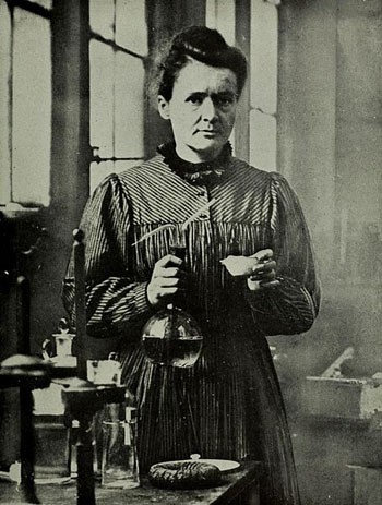 Năm 1903, Marie Curie trở thành người phụ nữ đầu tiên nhận giải Nobel lĩnh vực vật lý. Bà cùng với chồng - nhà nghiên cứu Henri Becquerel được vinh danh vì những cống hiến cho nghiên cứu phóng xạ. Đây là một trong những  sự kiện lịch sử có ý nghĩa quan trọng.